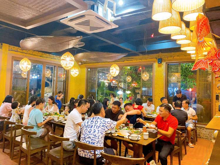 nhà hàng tổ chức sinh nhật công ty