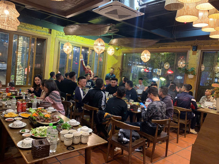 nhà hàng tổ chức sinh nhật công ty